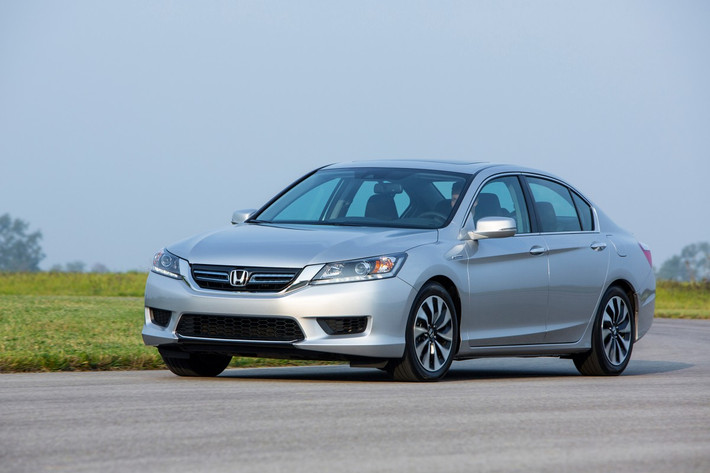 Honda Accord luôn được đánh giá cao ở sự rộng rãi, thoải mái cho mọi người ngồi trong xe. Đây là chiếc xe mà mọi gia đình đều muốn sở hữu, với động cơ mới tốt hơn, tiết kiệm nhiên liệu hơn so với bản cũ, cùng hộp số tự động sáu cấp mượt mà. Honda Accord cũng được đánh giá rất cao ở các bài test về độ an toàn…