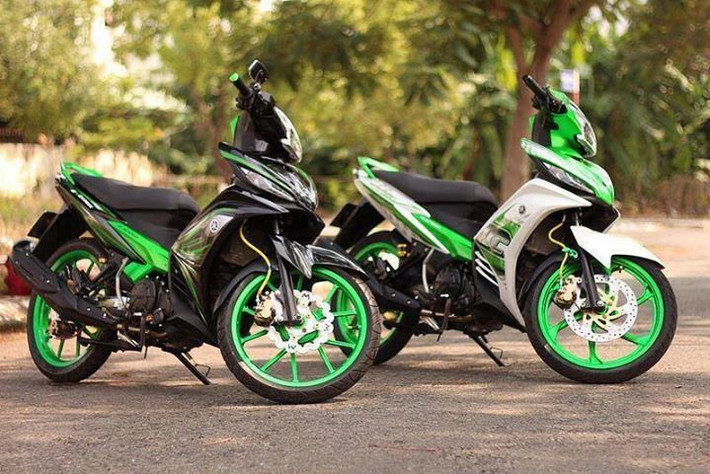 Cặp đôi không hoàn hảo, tuy độ cùng tông màu xanh nhưng chiếc đi mâm Daytona, chiếc lại dùng mâm Yamaha Z.