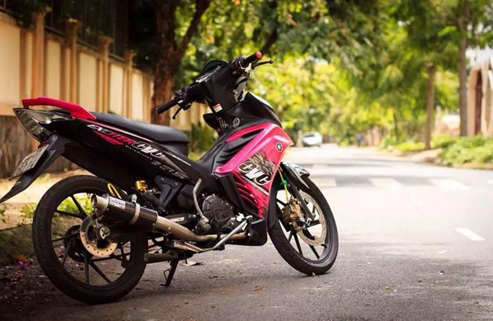 Phiên bản Exciter hồng đầy nghệ thuật.