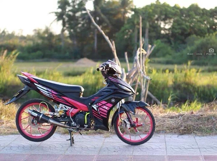 Dường như tông màu hồng đang lên ngôi và đó cũng là cảm hứng để các dân chơi cho ra đời những chiếc Exciter độ màu hồng dễ thương. Chiếc xe này mang cặp mâm Raider cũng màu hồng.