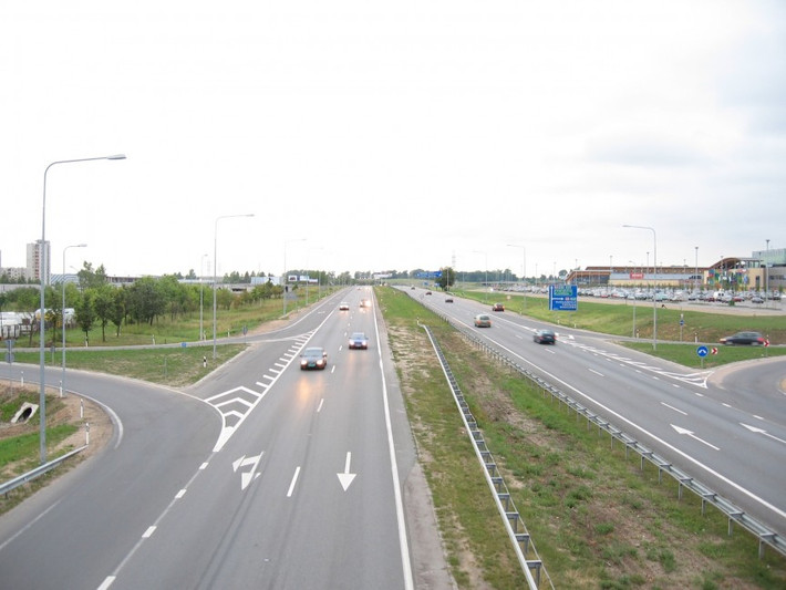 Lithuania: 565 xe con/1.000 người. Lithuania là một quốc gia nhỏ ở Bắc Âu với dân số ít hơn 3 triệu người. Dù chỉ có tổng diện tích 65.000 km2, nhưng đất nước này lại sở hữu cơ sở hạ tầng hiện đại, 4 sân bay quốc tế, nhiều cao tốc 4 làn. Có lẽ đây cũng chính là lý do khiến người dân tại đây mạnh tay sắm sửa nhiều xe con trong nhà.