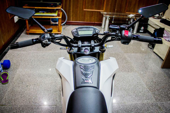 Kính Rizoma Circuit 743, bao tay gù xéo Rizoma, signal Rizoma Graffio và dán bình xăng carbon là những điểm nổi bật ở phần trước của xe.