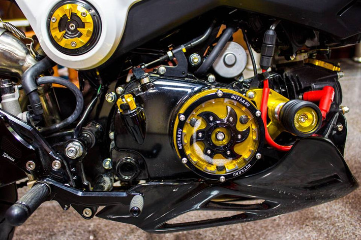 MSX125 của nữ biker Sài Gòn được các dân chơi đánh giá cao bởi việc độ nhiều đồ chơi khủng. Chụp lốc nồi Mutarru, tăng áp NGK, thăm nhớt Bikers và chống đổ Trusty được gắn trên xe.