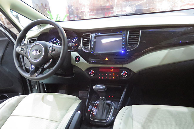 So với Carens hay Innova, Rondo đều đẳng cấp hơn hẳn về trang bị nội thất. Mẫu xe này được trang bị vô lăng có 3 chế độ lái, khởi động start stop, đầu DVD màn hình cảm ứng 8 inch tích hợp định vị GPS, bản đồ dẫn đường và kết nối bluetooth/USB/iPod cùng dàn âm thanh 6 loa.
