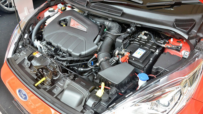 Mẫu Hatchback ba cửa ấn tượng của Ford được trang bị động cơ tăng tăng áp 1.6L có công suất 180 mã lực và mô-men xoắn cực đại 240Nm. Ngoài ra, khi sử dụng chế độ Overboost, xe có mô-men xoắn lên đến 290Nm.