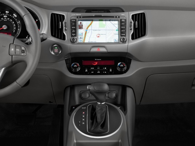 Sportage 2015 có hệ thống âm thanh Infinity mới 6 loa, màn hình 4,3 inch TFT LCD ở trung tâm cabin. Các chức năng khác như hệ thống Bluetooth rảnh tay kết nối USB, máy nghe nhạc MP3 và kết nối iPod phục vụ giải trí.