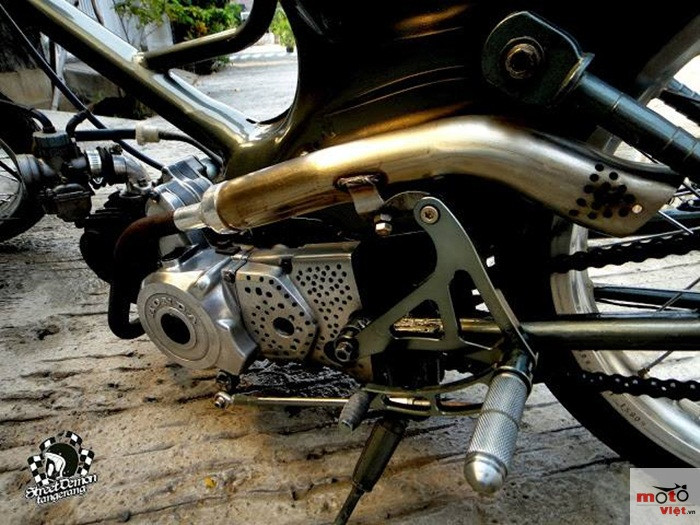 Bởi vậy bình xăng được hàn với một ống thép hướng lên trên giống một ống khói.