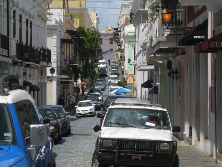 Puerto Rico: 629 xe con/1.000 người. Chính số lượng xe quá lớn mà người dân đang sở hữu nên chính phủ của nước Puerto Rico phải đầu tư mạnh tay cho các dịch vụ vận chuyển công cộng. Tuy nhiên nỗ lực này vẫn chưa thể thay đổi thói quen di chuyển bằng xe riêng của người dân nước này.