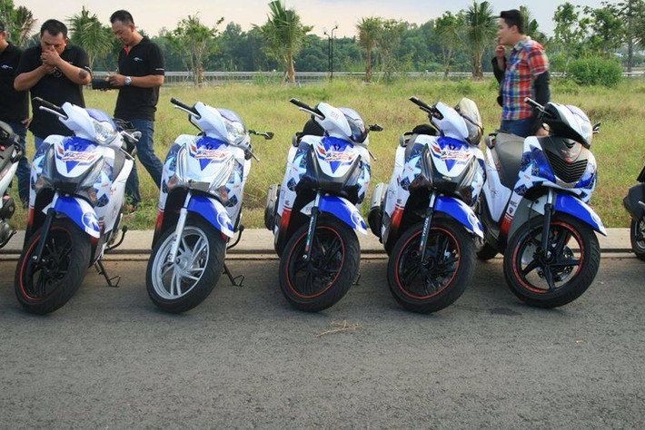 Honda SH vốn dĩ là chiếc xe tay ga cao cấp sang trọng, lịch lãm nhưng qua bàn tay độ của các dân chơi Sài Gòn xe mang phong cách thể thao và cá tính hơn. Trong ảnh là biệt đội SH gồm 5 chiếc trong đó có một chiếc phiên bản cũ (ngoài cùng bên phải) còn lại là SH Việt.