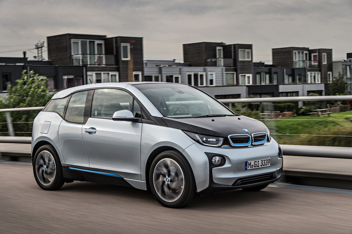 BMW i3. Với khung và thân xe được chế tạo chủ yếu từ nhựa gia cố sợi carbon trọng lượng nhẹ, kết hợp với chất liệu nhôm, BMW i3 là một trong những chiếc xe xanh nổi bật nhất năm 2014.