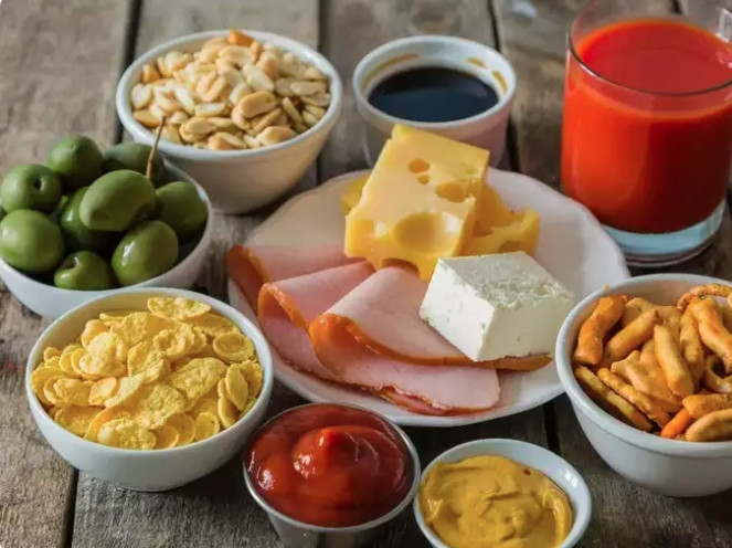 Thực phẩm giàu Natri: Chế độ ăn nhiều natri, thường từ thực phẩm chế biến sẵn và đóng hộp dễ dẫn đến huyết áp cao, giảm lưu lượng máu đến não và làm suy giảm chức năng nhận thức. Chọn thực phẩm tươi, nguyên chất và sử dụng các loại thảo mộc, gia vị để làm gia vị thay vì muối. Các thực phẩm như tỏi, nghệ và húng quế không chỉ tăng thêm hương vị mà còn mang lại lợi ích cho sức khỏe.