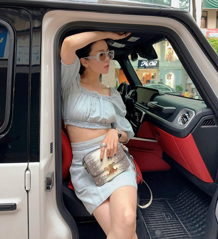 Mới đây, trong một đêm nhạc, ca sĩ Lệ Quyên bất ngờ có những chia sẻ về chồng cũ. Nữ ca sĩ tiết lộ cả hai vẫn giữ mối quan hệ tốt. Thậm chí, cô còn thường động viên chồng cũ kiếm hạnh phúc mới.