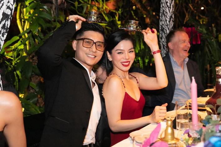Kể từ khi công khai, Lệ Quyên và Lâm Bảo Châu thoải mái thể hiện tình cảm trước công chúng. Nữ ca sĩ thường xuyên được bạn trai hộ tống đi sự kiện, lưu diễn. Cả hai đồng hành cùng nhau cả trong công việc lẫn cuộc sống.