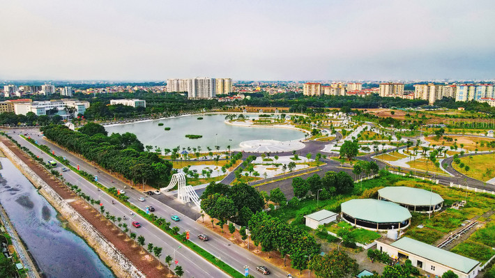 Tháng 10 vừa qua, hai công trình công viên kết hợp hồ điều hòa ở quận Long Biên. Một trong số đó là Công viên Long Biên ở phố Đoàn Khuê - Vạn Hạnh, thuộc khu đô thị Việt Hưng, trước trụ sở hành chính quận Long Biên. Nổi bật tại đây là công trình hồ điều hòa Kim Quan rộng hơn 50.000 m2. Ngay từ khi đưa vào sử dụng, dự án đã hu hút sự chú ý của người dân quanh vùng. Ảnh: Minh Hoàng.