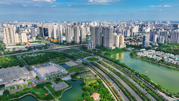 Phía đối diện Trung tâm Hội nghị Quốc gia là hồ Mễ Trì thuộc Khu đô thị Vinhomes Greenbay. Diện tích hồ 80.028m2, trong xanh quanh năm, giúp người dân xung quanh tận hưởng không khí trong lành.