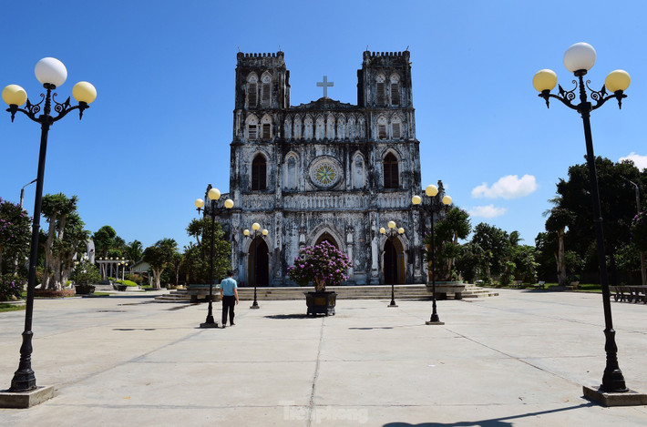 Nhà thờ Mằng Lăng nằm trong khuôn viên rộng 5.000m², được thiết kế theo kiến trúc Gothic từng rất thịnh hành ở châu Âu. Hai bên của thập tự giá là hai lầu chuông.