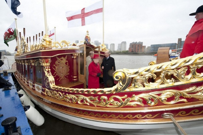Nhân dịp kỷ niệm ngày trị vì của mình, nữ hoàng Elizabeth II đã cùng hoàng gia tham gia buổi lễ quan trọng này bằng việc ngự trên thuyền hoàng gia đi vòng quanh sông Thames để công dân được chiêm ngưỡng. Giá trị của chiếc thuyền "sơn son thiếp vàng" này lên tới 1.67 triệu USD.