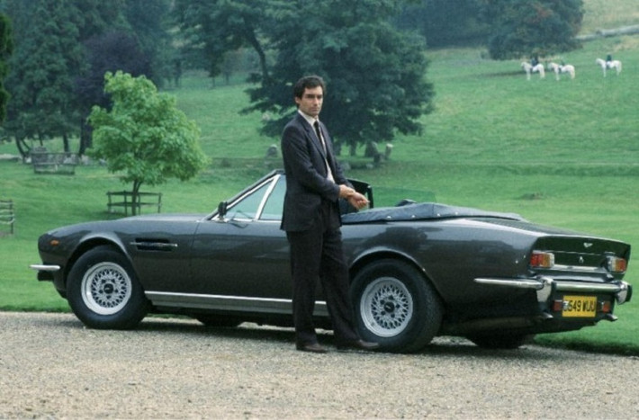 Siêu xe Vantage Volante là siêu xe đầu tiên của hãng Aston Martin có tốc độ 273 km/h sau khi tăng tốc từ 0-100 km/h trong 5,3 s, nhanh nhất những năm 70. Điều đặc biệt là trong phim "The Living Daylights", nó có thể tự điều khiển nhờ giọng nói của James Bond.