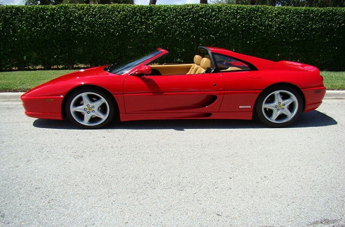 Phiên bản Ferrari F355 động cơ V8 tốc độ tối đa 294 km/h sau khi tăng tốc từ 0-100 km/h trong 4,6 s xuất hiện trong tập phim "Golden eye" là một trong những chiếc xe nhanh nhất những năm 90.