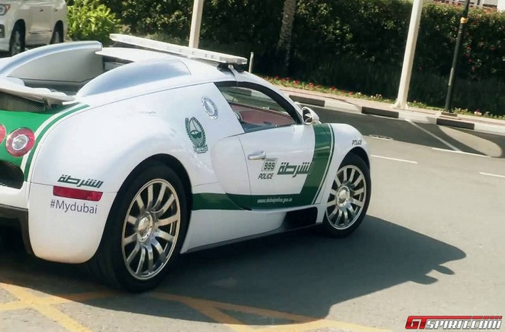 Siêu xe Bugatti Veyron được trang bị động cơ W16 8.0 lít, công suất 1.001 mã lực và mômen xoắn cực đại 1.250 Nm.