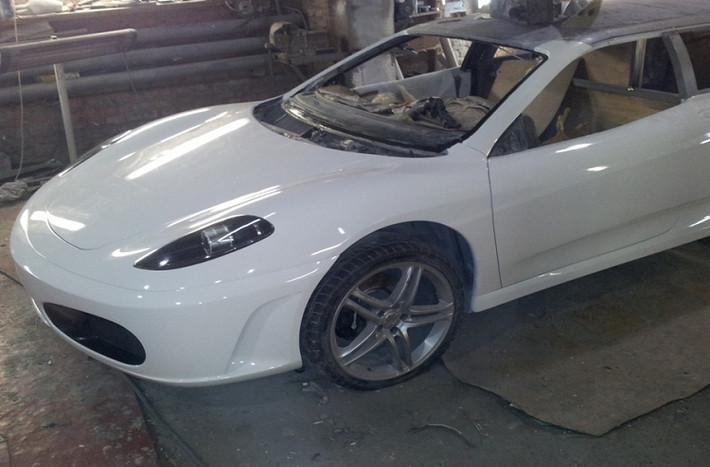 Vỏ xe làm từ sợi carbon đắt tiền bền với va chạm.