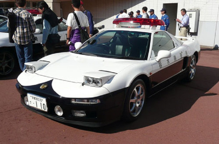 Cảnh sát Nhật Bản thường tuần tra trên đường cao tốc bằng những chiếc Honda NSX hay Mazda RX-8 được coi là "hung thần xa lộ".