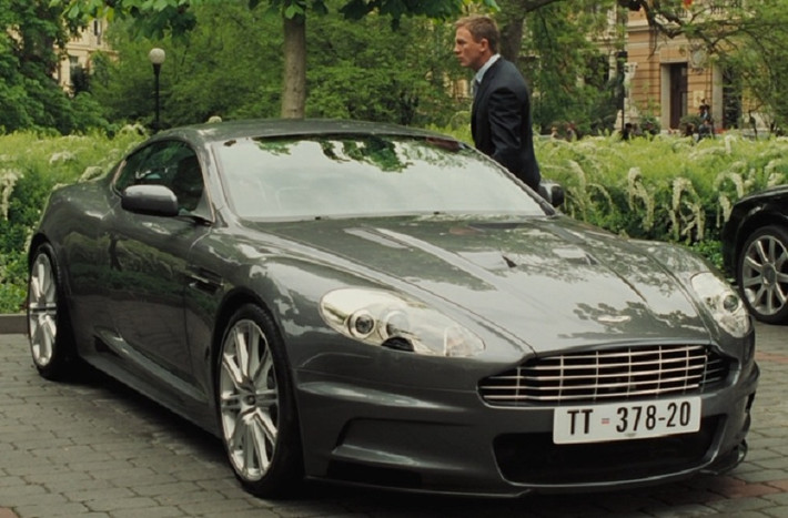 Siêu xe hiện đại Aston Martin DBS V12 sản xuất năm 2007 có thể đạt tốc độ 300 km/h sau khi tăng tốc từ 0-100 km/h trong 4,3 s. Trong tập phim "Casino Royale", chiếc xe còn là bệnh viện di động chuyên cung cấp thuốc giải độc cho điệp viên 007 khi làm nhiệm vụ.