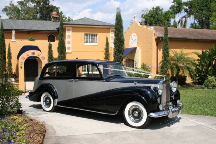Rolls-Royce Silver Wraith là phiên bản đầu tiên được sản xuất của hãng Rolls-Royce sau chiến tranh thế giới thứ 2, đây là phiên bản tiền thân cho dòng xe Limousine nổi tiếng sau này. Đạo diễn phim tập phim "Dr No." năm 1954 đã yêu cầu độ dung tích xi lanh chiếc xe từ 4.566 lên 4,877 cc để tiện cho những cảnh quay rượt bắt bằng ô tô của anh chàng James Bond.