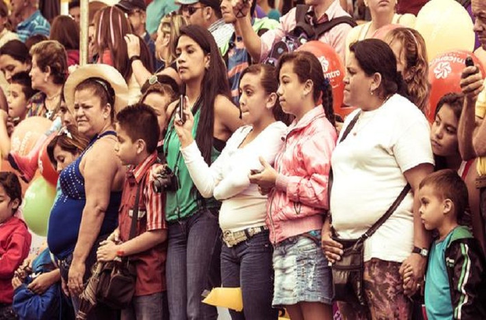Người dân Colombia cũng như khách du lịch những ngày này đổ xuống đường rất đông tham gia vào lễ diễu hành.