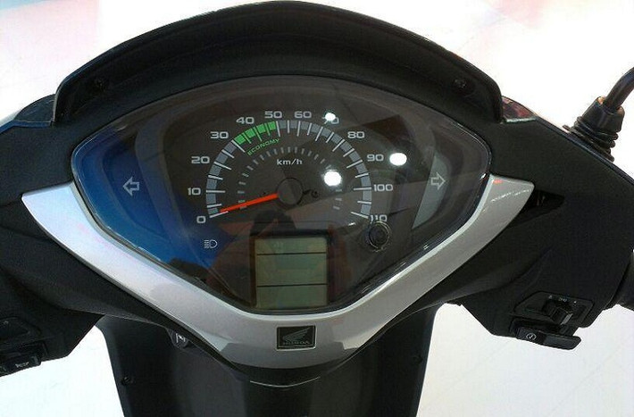 Đồng hồ kiểu dáng mới với tốc độ tối đa đạt 110 km/h. Chiếc xe còn bổ sung thêm màn hình cỡ nhỏ hiển thị các thông số kĩ thuật của xe.