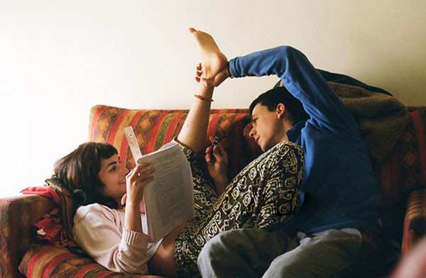 Chia sẻ quá nhiều về bản thân: Dù việc chia sẻ những suy nghĩ, sở thích, những nhu cầu và mơ ước của bản thân với người yêu là cần thiết và nên làm nhưng nếu bạn chia sẻ tất cả mọi thứ riêng tư, có thể sẽ làm giảm sự hấp dẫn mà người ấy cần khám phá ở bạn. Hãy giữ cho riêng mình những ý tưởng độc đáo, những nét cá tinh riêng và thể hiện chúng trong các dịp đặc biệt.