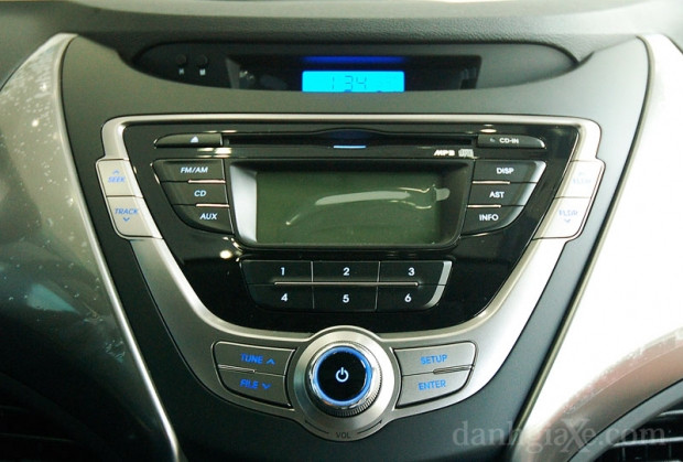 Trang thiết bị tiện nghi có: hệ thống điều hòa tự động, ổ CD 6 loa có hỗ trợ MP3, USB, AUX. Phiên bản số tự động sẽ không được trang bị hệ thống ổn định thân xe điện tử (ESC) của Hyundai.
