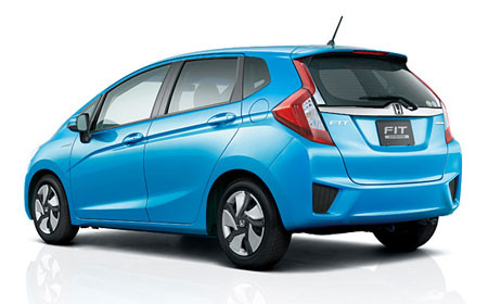 Hãng Honda cũng vừa công bố mẫu xe Fit Hybrid sử dụng động cơ lai giữa động cơ xăng và động cơ điện, là mẫu xe tiết kiệm nhiên liệu nhất của hãng này. Chiếc Fit thế hệ mới nhỏ gọn, khung thân nhẹ và chỉ tiêu thụ 1 lít xăng trên quãng đường 36 km. Xe có thể hoạt động ở chế độ EV Drive chỉ sử dụng động cơ điện, chế độ Engine Drive sử dụng động cơ xăng và Hybrid Drive sử dụng đồng thời 2 loại động cơ. Xe có mức giá từ 1.69 triệu yên.