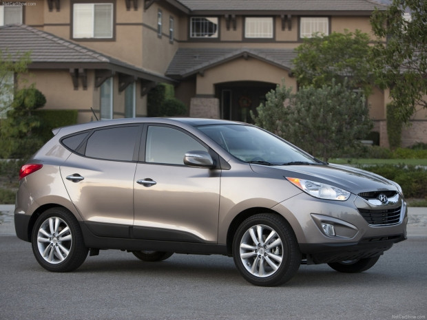 Mẫu SUV Hyundai Tucson có mặt trên thị trường Việt Nam vào giữa năm 2010, chinh phục một bộ phận người mê xe bởi ngoại hình bắt mắt, nội thất hấp dẫn, vận hành ổn và có giá cạnh tranh dù không quá rẻ (khoảng 900 triệu đồng). Đây cũng là một dòng xe gầm cao, sở hữu động cơ xăng 2.0L, hộp số 6 cấp, hệ dẫn động 4 bánh và mức tiêu hao nhiên liệu theo công bố của nhà sản xuất là 10l/100km.
