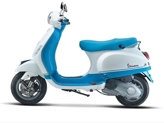 Piaggio Vespa LX125 Bi-color là mẫu mới nhất của Piaggio. Mẫu xe này vẫn giữ nguyên kiểu dáng nhưng màu sắc đã được hãng xe Ý phối rất trang nhã và bắt mắt. Vespa LX125 phiên bản Bi-color được bán ra từ tháng 10 với giá bán lẻ đề xuất 67,5 triệu đồng đã gồm thuế GTGT.