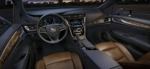 Cadillac ELR 2014 chung nền tảng xe điện của Volt với khối pin li-ion gồm 288 cell công suất 16,5 kWh - 2 môtơ điện và một động cơ xăng 4 xi-lanh dung tích 1.4 L đóng vai trò máy phát. Hệ thống điều khiển của xe đã được lập trình lại để tạo ra công suất 207 mã lực và sức kéo 407 Nm.