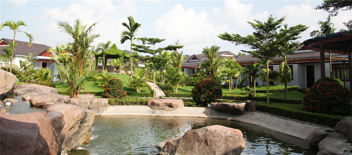 Khu nghỉ dưỡng Forever Green Resort (Bến Tre), 50 triệu USD: Tháng 3 vừa qua, Công ty TNHH Thương mại Lô Hội chính thức khai trương giai đoạn 1 khu nghỉ dưỡng này tại xã Phú Túc, huyện Châu Thành. Đây là khu du lịch và nghỉ dưỡng xanh quy mô lớn nhất khu vực ĐBSCL, xây dựng trên diện tích 21 ha. Giai đoạn 1 của khu nghỉ dưỡng có 60 phòng nghỉ dạng villa mini 4 sao, các khu phức hợp dịch vụ nhà hàng, bến thuyền, khu dịch vụ giải trí, trung tâm thể dục, phục hồi sức khỏe...