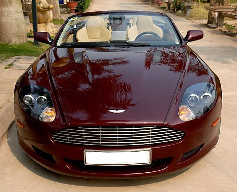 Năm 2007, giới mê xe Hà thành có dịp ngắm chiếc DB9 mui trần xuất hiện tại một showroom trên đường Lò Đúc. Aston Martin khi đó giống như "nữ hoàng" nhờ vẻ đẹp mượt mà nhưng đầy sức mạnh. Chiếc xe mang màu đỏ đun, nội thất kem. Nhưng sau đó, DB9 Volante "lặn" khỏi đường phố và rất ít khi xuất hiện.