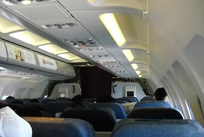 Bên cạnh đó, Airbus A321 còn được trang bị một hệ thống máy vi tính và các thiết bị liên lạc thế hệ mới cho phép truyền tải tức thời các dữ liệu, cung cấp đầy đủ tình trạng tổng thể cũng như của từng bộ phận máy bay, góp phần ngăn chặn từ xa những sự cố có thể gây uy hiếp an toàn.