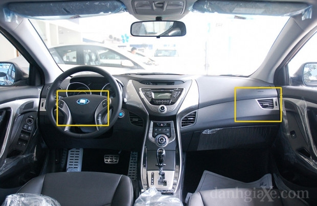 Một số trang bị đáng chú ý của xe Elantra 2013 gồm: hệ thống phanh đĩa cả 4 bánh có hỗ trợ chống bó cứng phanh (ABS), cảm biến lùi, nội thất da, cửa sổ trời, ghế lái chỉnh điện…
