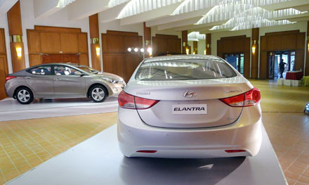 Hiện tại, Hyundai Elantra 2013 tại Việt Nam có 4 màu: trắng, đen, bạc và đồng, với giá bán 699 triệu đồng cho phiên bản số sàn và 756 triệu đồng cho phiên bản số tự động (giá đã bao gồm thuế nhập khẩu, thuế tiêu thụ đặc biêt và thuế GTGT).