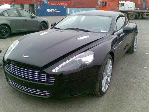 Hồi đầu năm 2011, một chiếc Rapide cập cảng Hải Phòng. Trước đó, chiếc Rapide màu xanh mạ đã xuất hiện tại Việt Nam vào đầu tháng 11/2010. "Nữ hoàng" sở hữu kiểu dáng mềm mại, tinh tế nhưng vẫn đậm chất thể thao với những đường gân mờ dọc thân xe.