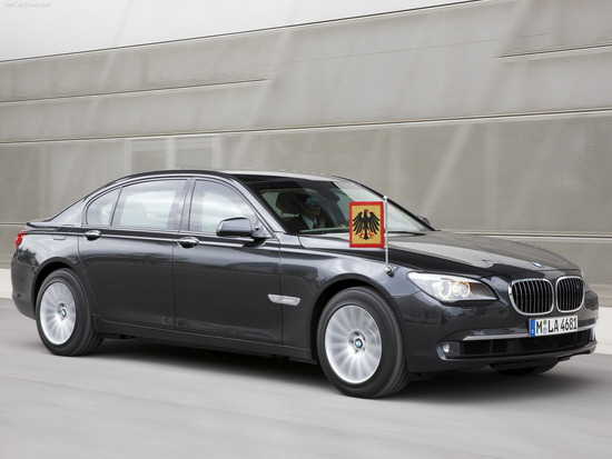 Dòng xe BMW 7 Series High Security là sản phẩm tiêu biểu của công nghệ chế tạo Đức có thể chống chọi với những vũ khí tấn công vận tốc cao và các chất hóa học. Chiếc xe còn được trang bị bình xăng có khả năng tự hàn gắn khi bị đạn bắn thủng. Động cơ của nó cũng hàng khủng là V12 6.0, 535 mã lực.