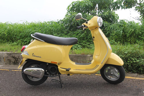Năm 2012, Piaggio tung ra thị trường Ấn Độ 2 mẫu xe Vespa giá rẻ là LX125 và VX với mức bán ở khoảng 1.100 USD, tương đương 25 triệu đồng. Đây được xem là mẫu xe Vespa giá rẻ nhất trong lịch sử sản xuất mẫu xe này.