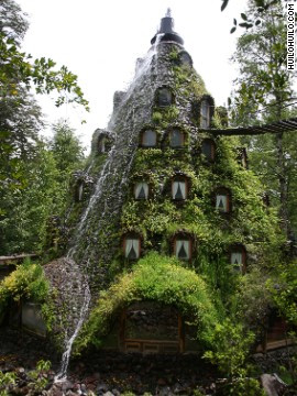 Khách sạn Montana Magica, Los Rios, Chile có hình dáng giống như một ngọn núi ở giữa rừng xanh. Nó được bao phủ bởi cây xanh và có một thác nước ngày đêm tuôn chảy từ trên đỉnh khách sạn. Khách sạn này được xây dựng hoàn toàn thủ công bởi các thợ lành nghề của địa phương. Một đêm nghỉ ngơi tại đây có giá 202 USD.