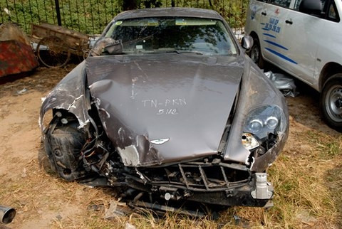 Còn nhớ, tháng 12/2008, Aston Martin DB9 gây xôn xao khi được coi là siêu xe đầu tiên bị tai nạn ở Việt Nam. Chiếc xe lao lên vỉa hè, đâm vào bốt điện thoại cạnh đền Bà Kiệu, quận Hoàn Kiếm, Hà Nội. Chiếc xe bị bẹp nát toàn bộ phần đầu, bánh xe rụng ra, các túi khí bung hết, kính vỡ nát. Theo nhận định của giới chơi xe, chiếc DB9 phải chạy với tốc độ trên 100km/h và đang vào cua mới có thể xảy ra thảm kịch này.