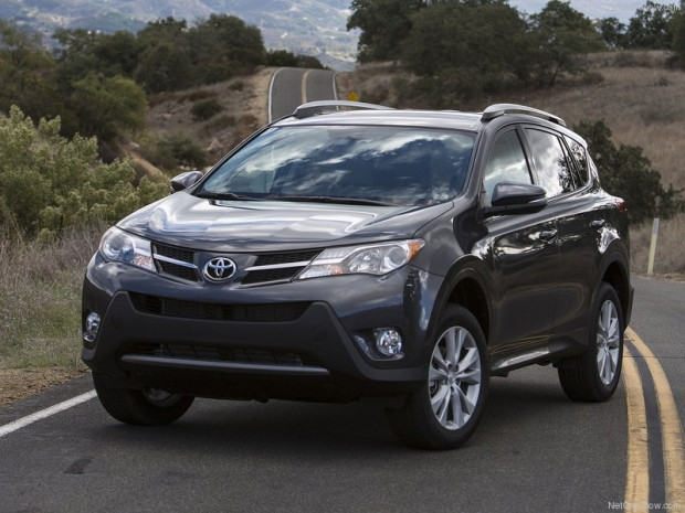 Cũng ở dòng xe gầm cao 5 chỗ, Toyota RAV4 lại sở hữu động cơ xăng 2.5L với hộp số tự động 6 cấp và tiêu thụ ít nhiên liệu. Xe thích hợp đi đường trường, leo dốc, đổ đèo và vượt địa hình ngập nước.