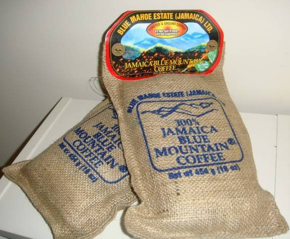 Cà phê Blue Mountain, như tên gọi của nó, được trồng ở vùng núi Blue Mountains của Jamaica. Đây là loại cà phê phổ biến và được những người sành cà phê mê mẩn bởi hương vị và màu sắc tuy nhẹ nhàng nhưng mạnh mẽ. Nhật Bản nhập khoảng 85% cà phê loại này. Giá được bán ra là 49 USD/pound.