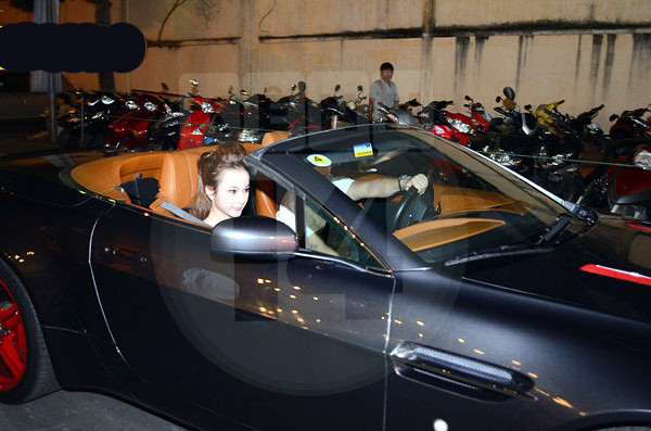 Aston Martin là hãng chuyên sản xuất xe sang nổi tiếng ở Anh với nhiều dòng xe nhưng để người Việt Nam ấn tượng và chuộng hơn cả là 3 dòng xe: DB, Rapide và Vantage. Tháng 11/2011, cô diễn viên Angela Phương Trinh cũng khiến nhiều người choáng khi bước ra từ chiếc siêu xe Aston Martin Vantage của một đại gia khi đến tham dự chương trình ca nhạc Seashow tại sân Lan Anh, TP.HCM.