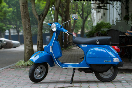 Vespa PX 125 là xe từng có một thời gian bị cấm lưu hành tại châu Âu vì động cơ 2 thì không đảm bảo tiêu chuẩn khí thải. Tuy nhiên sau đó, chiếc xe huyền thoại này đã tái xuất với phiên bản 2011. Sự thay đổi lớn nhất của PX mới là thiết kế đảm bảo tiêu chuẩn khí thải Euro 3.